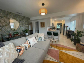 The Jungle Cottage, 5 mins from the beach!